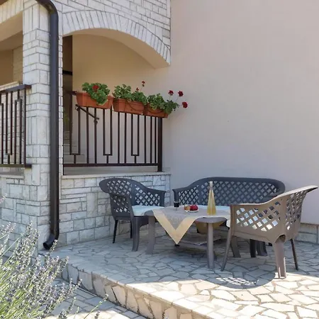 Apartamento Lovely In With Wifi Valbandon
