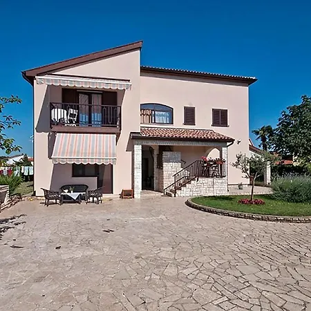 Apartamento Lovely In With Wifi Valbandon
