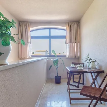 Apartamento Lovely In With Wifi Valbandon